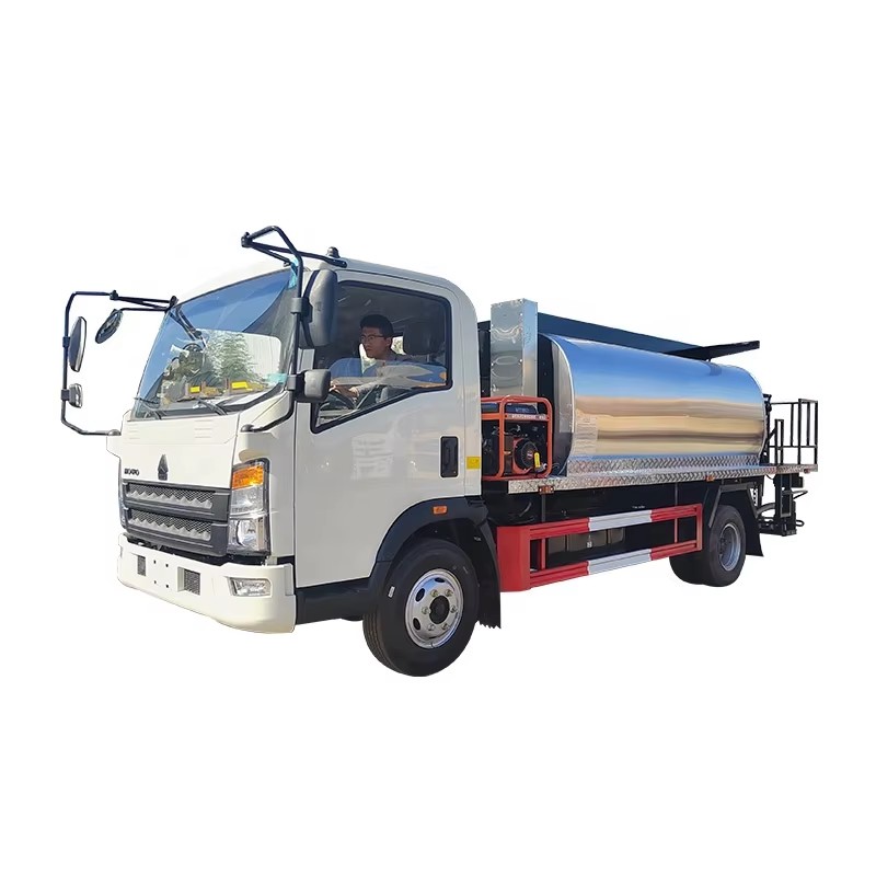 Howo 8 CBM Asfalt Distrib&uuml;t&ouml;r&uuml; Kamyon Yol D&ouml;şeme Makineleri Satılık Bit&uuml;men
