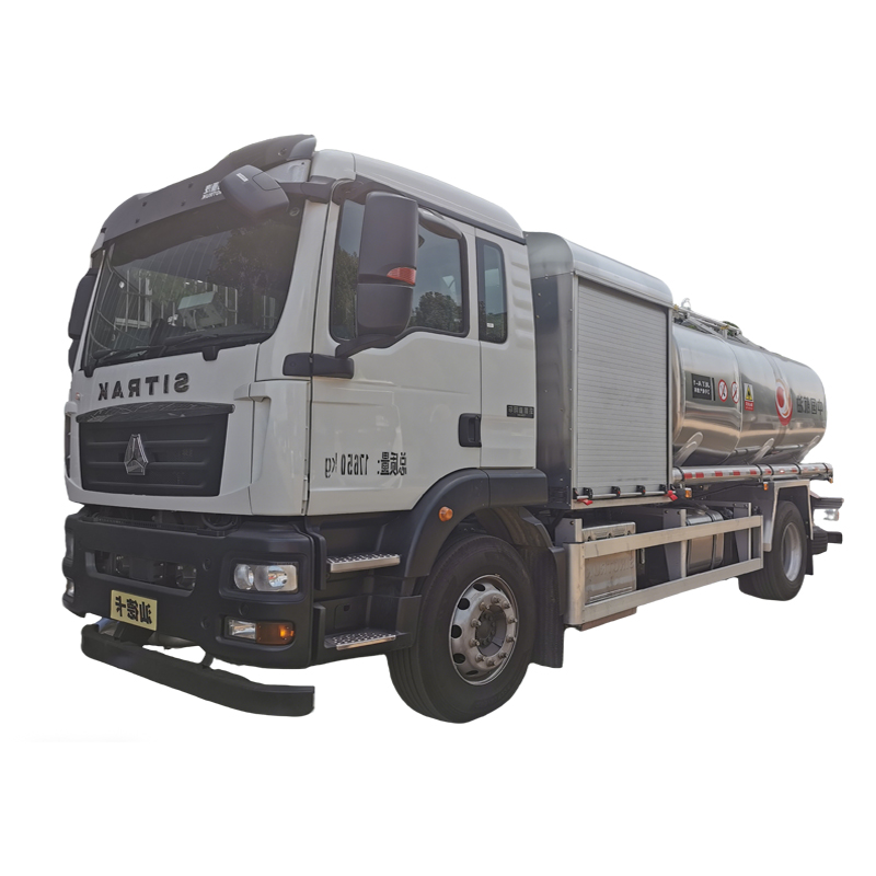 SINOTRUK 4 &times; 4 13.6m3 U&ccedil;ak Yakıt Kamyonu