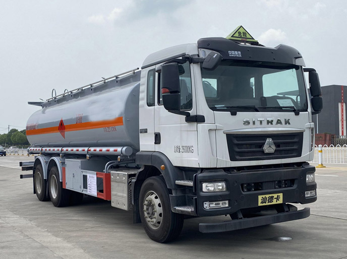 Nijeryalı M&uuml;şteriler Benzinli Tanker Kamyonlarını Incelemek I&ccedil;in şirketimizi Ziyaret Ett